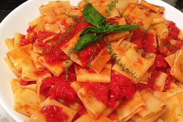 Private Market Tour and Pasta Class with a Professional Chef in her Rome Home
