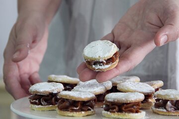 Premium Cooking in family experience: Family with kids + empanadas + alfajores