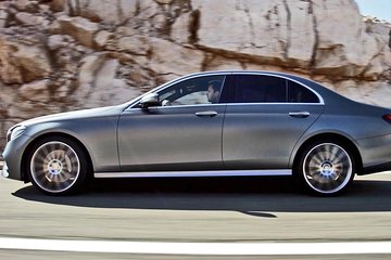 Round-Trip Amsterdam Airport AMS to Amsterdam City by Business Car or Luxury Van