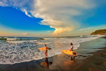 Surf City: El Tunco Beach ( Surf Lesson) + Day Pass at Nawi Beach House