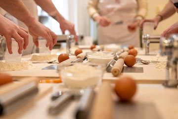 Private market tour and cooking class with lunch or dinner in Varenna