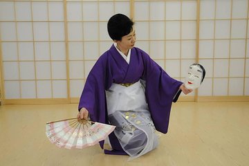 Traditional dance experience in Asakusa, a traditional Tokyo town