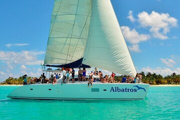 Sail on a catamaran to Isla Mujeres only for Adults & Snorkeling& Buffete