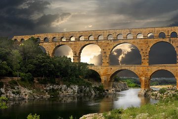 PRIVATE Full Day Provence Villages and Historical Monuments Walking Tour from Avignon