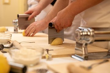 Private Pasta & Tiramisu Class at a Cesarina's home with tasting in Acitrezza