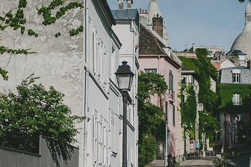 Montmartre's Secrets and Tastes in a Private Walking tour