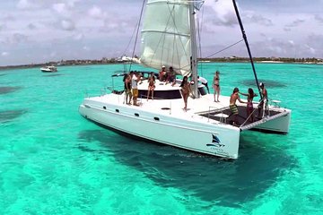 Isla Mujeres in one day with Open bar, Lunch, Snorkeling and Beach club included