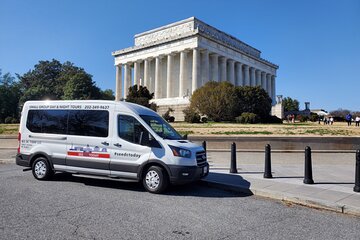 Hop-On Hop-Off Small Group Sightseeing Tour of The National Mall with 10 Stops
