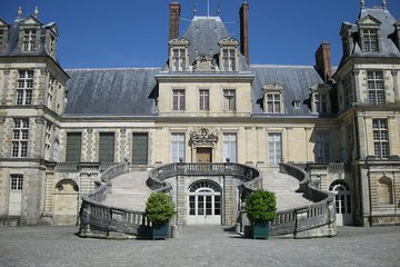Chateau of Fontainebleau and Vaux le Vicomte 9-Hour Private Tour