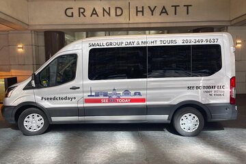 Nighttime Hop-On Hop-Off Small Group Tour of The National Mall with 10 Stops