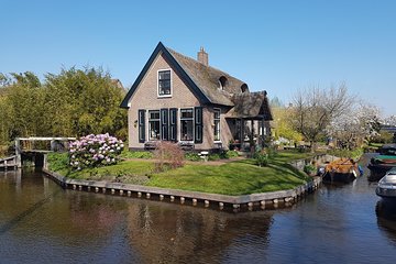 Small-Group Giethoorn Day Trip from Amsterdam with Mercedes van Pickup