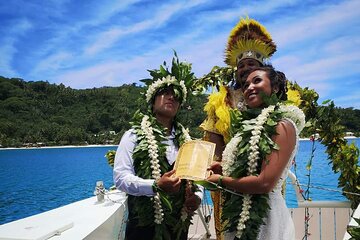 Traditional wedding on board with snorkeling and swimming in Bora Bora