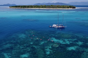 2-Day Great Barrier Reef Combo: Green Island Sailing and Outer Reef Snorkel Cruise