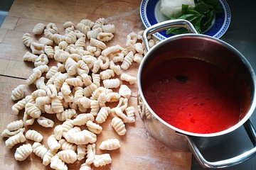 Discover and learn how to make fresh pasta in Naples