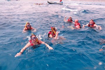 Luxury trip to Paradise Island with snorkeling, lunch and show