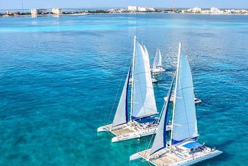 Trip to Isla Mujeres with Snorkelling, Lunch and Beach Club