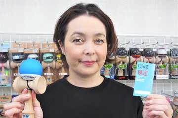 Kendama lesson experience With a kendama present in Hiroshima city!