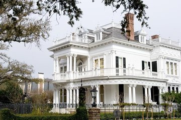 Garden District, Cemetery and Commander's Palace Lunch Walking Tour