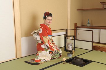 Kimono wearing lesson and tea ceremony in the authentic tea room
