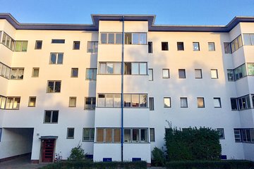 Bauhaus and beyond: Private tour to the World Heritage Site of the Berlin Modernism Housing Estates