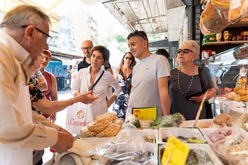 Local market visit and private cooking class at a Cesarina's home in Rome