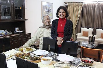 Private Cooking Lesson and Punjabi Meal with Local Home Cooks in Delhi