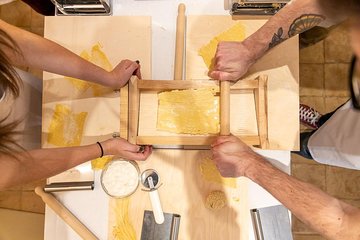 Private market tour and cooking class with lunch or dinner in Tivoli