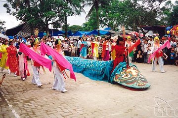 Full-Day Hanoi Duong Lam Bat Trang and Van Phuc Cultural Tour