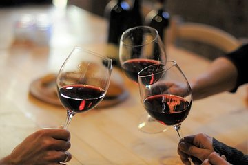 Streaming wine tasting with Tuscan wine box delivery