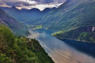 TRANSFER, LUXURY VAN 1-7 PAX: Bergen - Geiranger