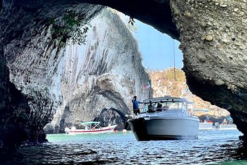 Private Yacht - Sightseeing, Snorkeling and Private beaches