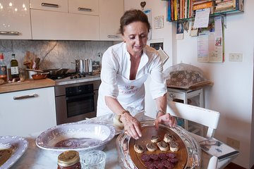 Private cooking class at a Cesarina's home with tasting in Chianti
