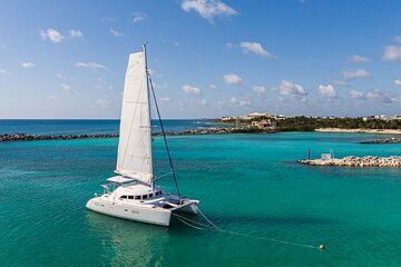 4-Hour Private 38' Catamaran Tour to Paamul Beach with Food, Open Bar & Snorkel