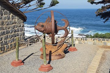 Private Full-Day Cultural Tour: Isla Negra, Pomaire and Matetic Vineyard