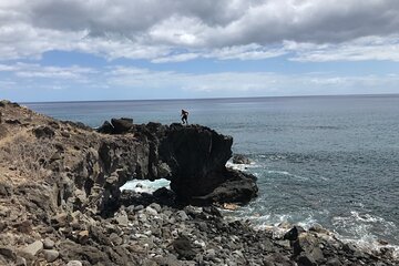 Private Mermaid Caves and West Oahu with Ka'ena Point Hike (Se habla Español)